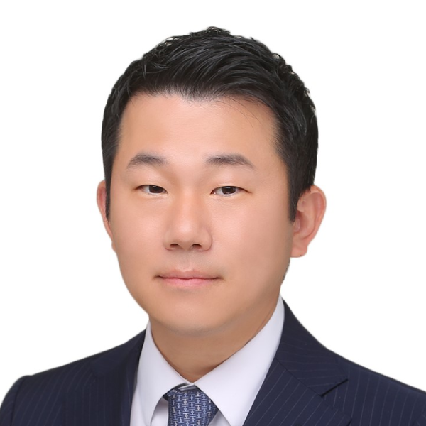 Headshot of Jungwoo Kim